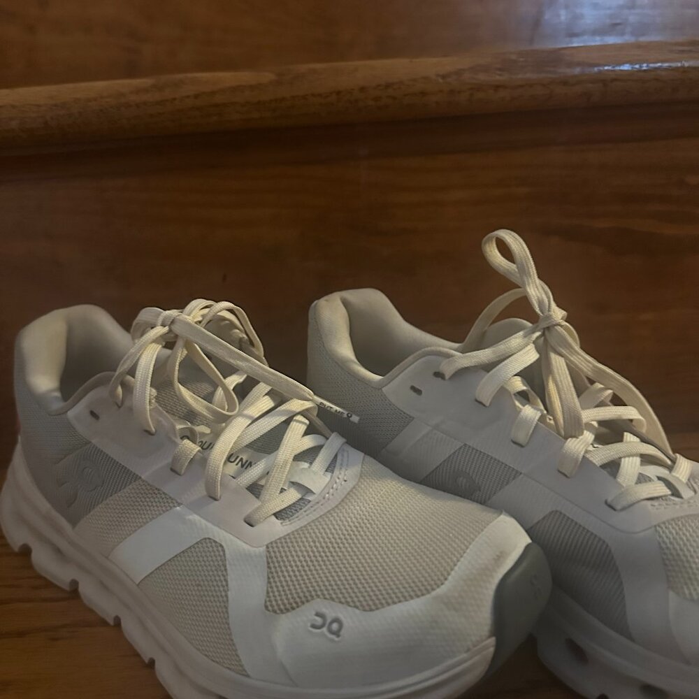 Womens CLOUD 6 Running shoes size W6.5